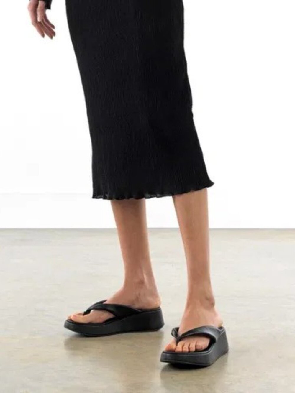 RUSSELL & BROMLEY Hoxton Toe Post Flatform Black Sandals Size 37 NWOT